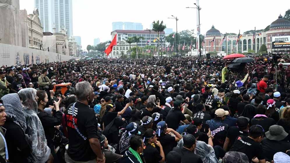 মালয়েশিয়ার রাস্তায় হাজারো মানুষ, আনোয়ার ইব্রাহিমের পদত্যাগ দাবি