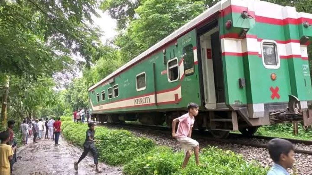 বোয়ালখালীতে বগি রেখে ঢাকা ফিরল ট্রেন