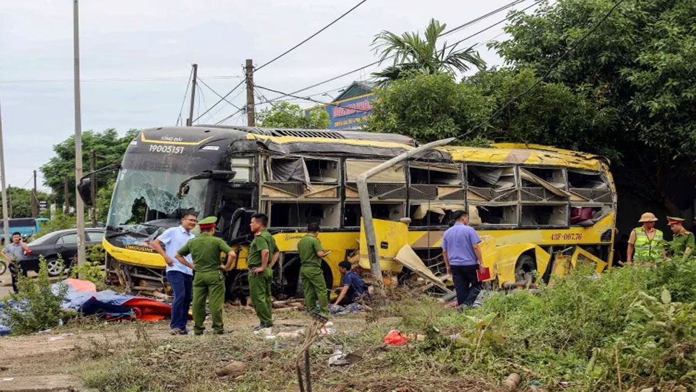 ভিয়েতনামে স্লিপার বাস উল্টে নিহত ১০