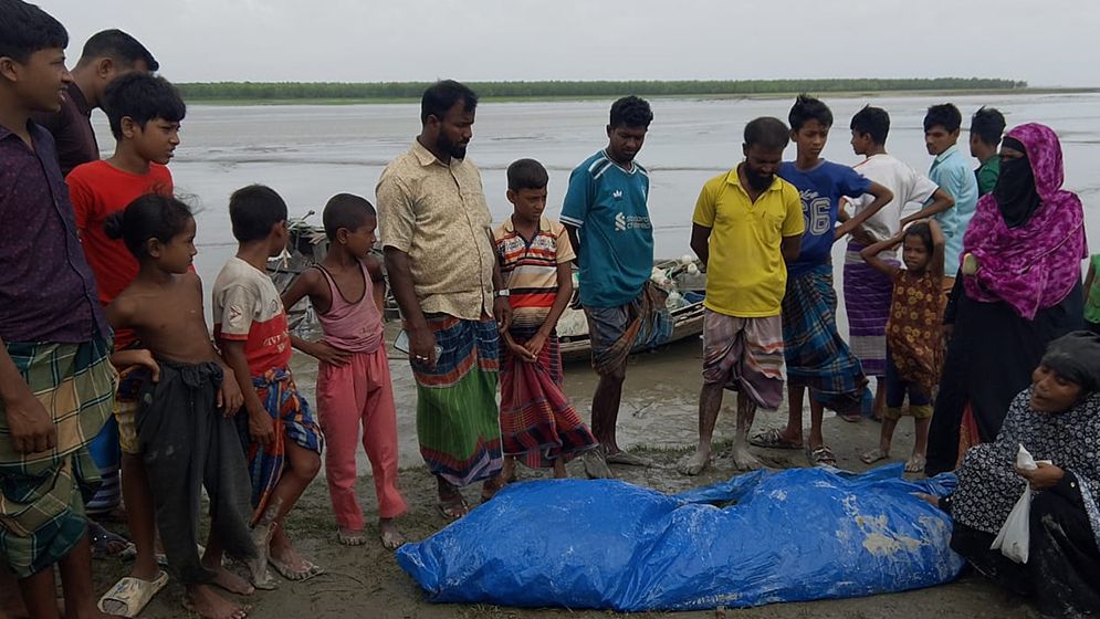 মেঘনায় বলগেটের ধাক্কায় ট্রলার ডুবে একজনের মৃত্যু, নিখোঁজ ১