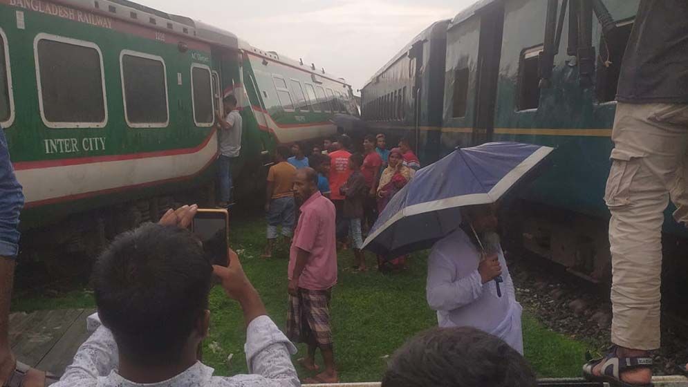 লালমনিরহাটে দুই ট্রেনের সংঘর্ষ, সারা দেশের রেল যোগাযোগ বন্ধ