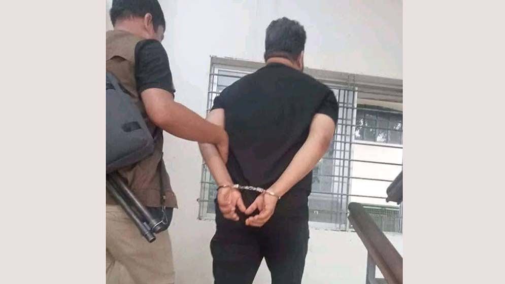 মানিককে আদালতে তোলার ছবি