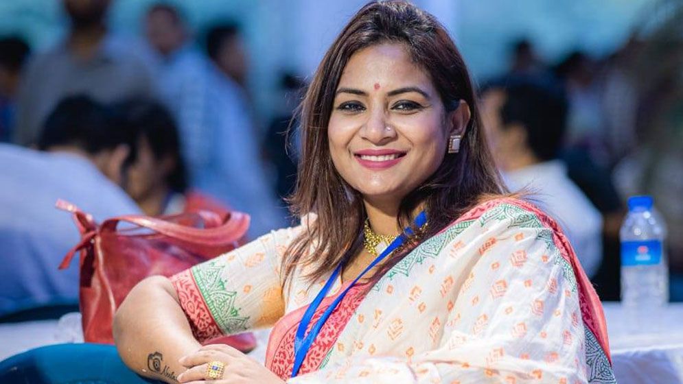 Қынап пен клитордың жақыннан түсірілген порнографиялық фотосуреттері Апай оны есектен сұрайды