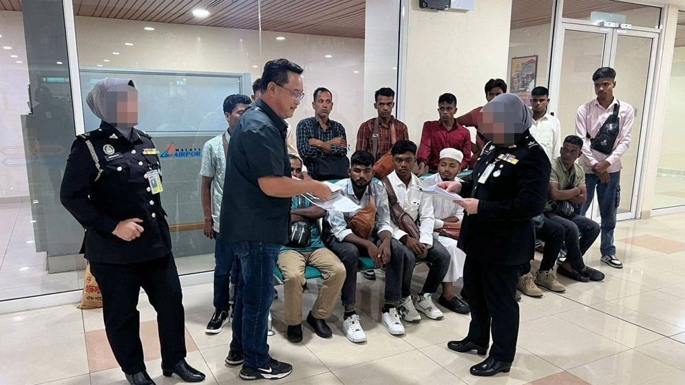 মালয়েশিয়ার কুচিং বিমানবন্দরে ১৫ বাংলাদেশি আটক