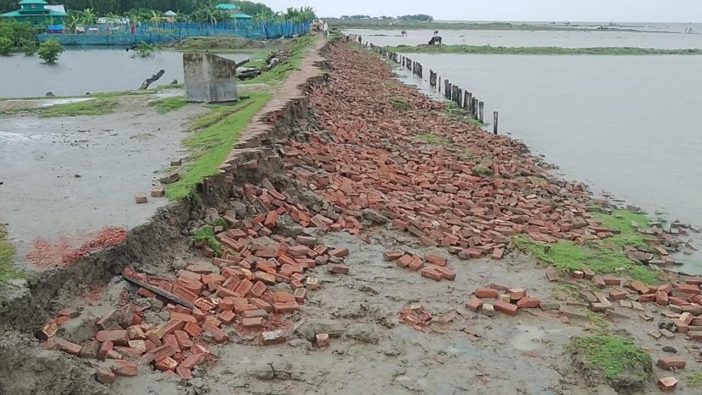 ঢালচর দ্বীপে জোয়ারের পানিতে ভেঙে গেছে রাস্তা, দুর্ভোগ