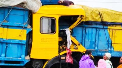 ট্রাকে আরেক ট্রাকের ধাক্কা, নিহত ১