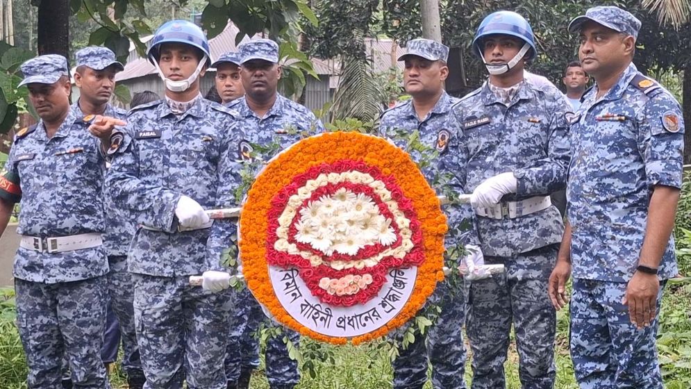 টাঙ্গাইলে হুমায়রা ও তানভীরের কবরে বিমান বাহিনীর শ্রদ্ধা