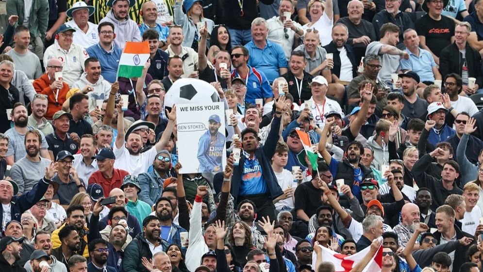 স্টেডিয়ামে পাকিস্তানের জার্সি পরে তোপের মুখে দর্শক