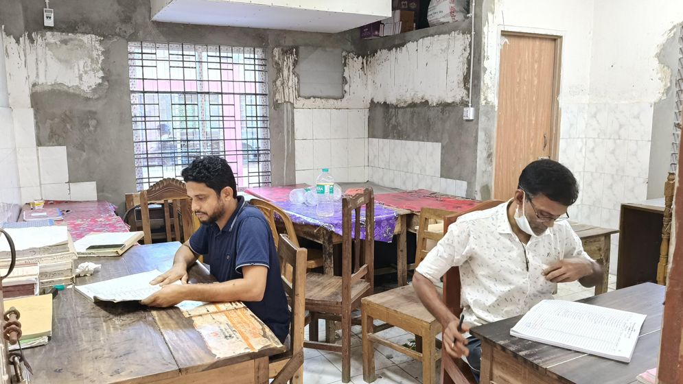 পাবলিক টয়লেট এখন নকলনবিশ কার্যালয়