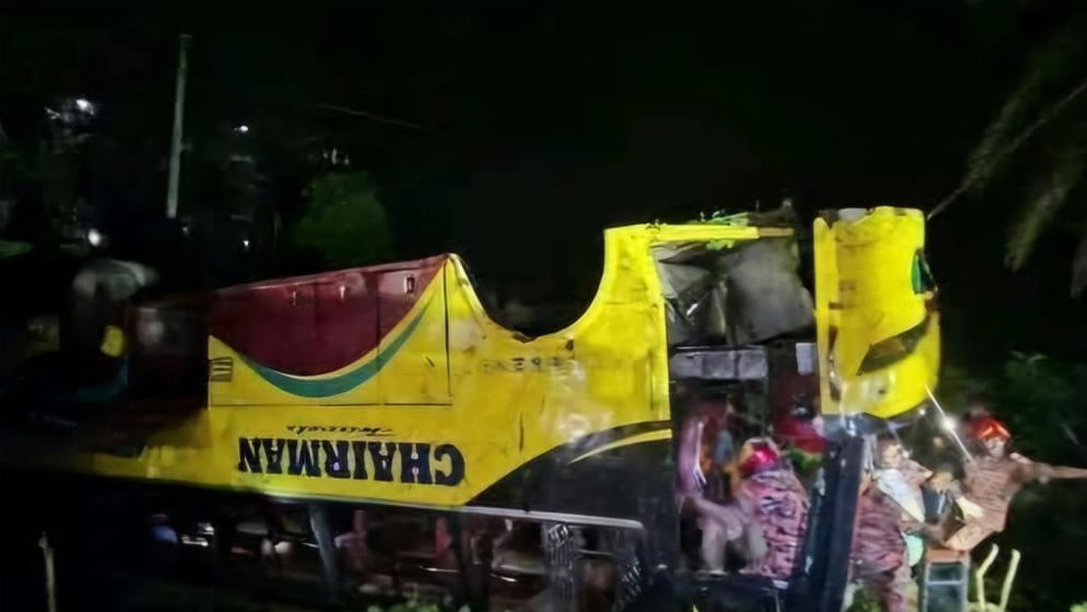 নিয়ন্ত্রণ হারিয়ে বাস খাদে, চালক নিহত