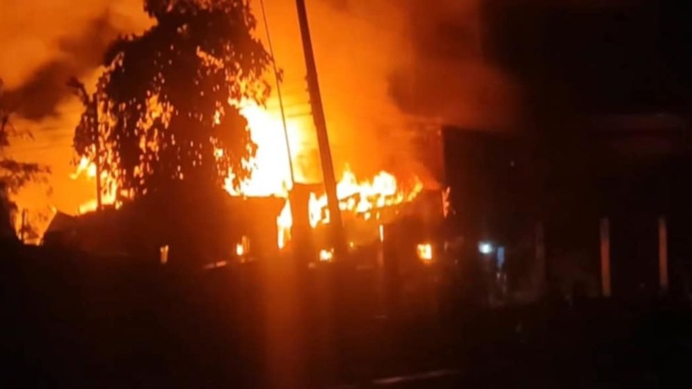 ফতুল্লায় আগুনে পুড়ল ২০ বসতঘর