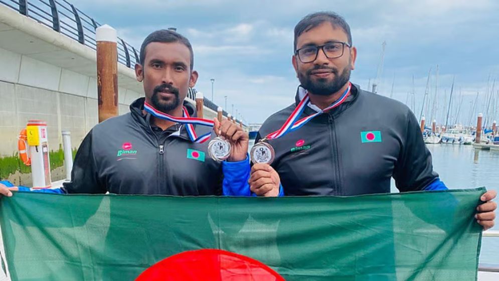 ৩৭ বছর পর ইংলিশ চ্যানেল পাড়ি দিলেন দুই বাংলাদেশি সাঁতারু