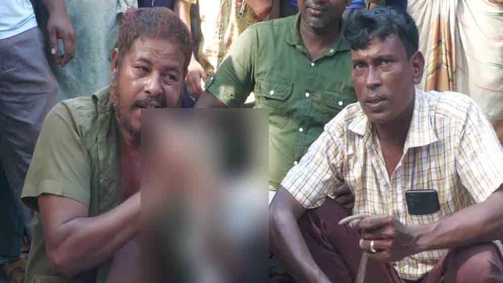 সাপুড়ের প্রাণ নেওয়া সাপটি চিবিয়ে খেলেন আরেক সাপুড়ে