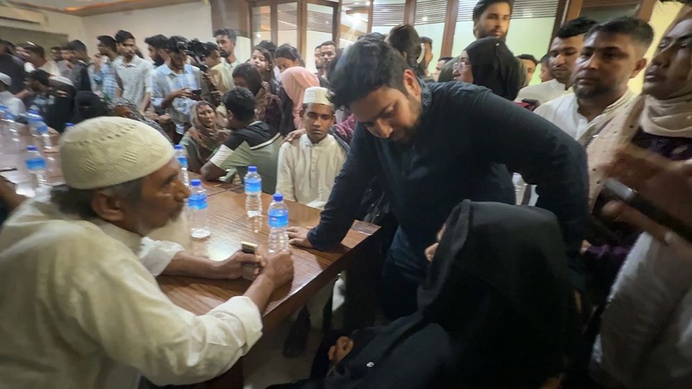 নরসিংদীতে শহীদ পরিবারের সঙ্গে খাবার খেলেন এনসিপি নেতারা