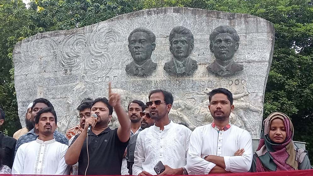 রাবি ভিসি চাঁদার নামে শত শত কোটি টাকা হাতিয়ে নিয়েছেন কিনা