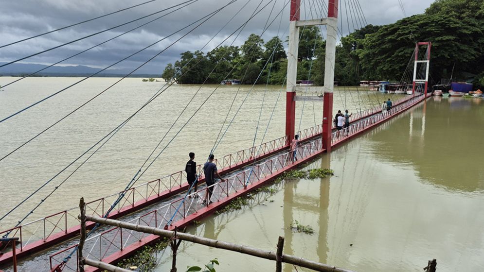 কাপ্তাই হ্রদের পানিতে তলিয়েছে রাঙামাটির ঝুলন্ত সেতু