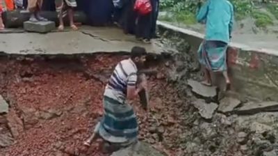 তেগাছিয়া সেতুর সংযোগ সড়কে ধস, হাতিয়ার সঙ্গে রামগতির যোগাযোগ বিচ্ছিন্ন