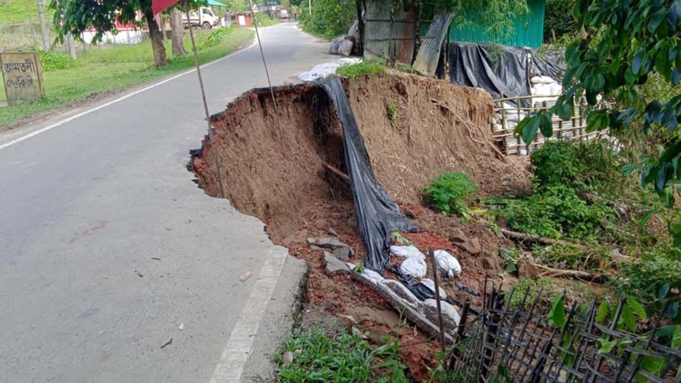 টানা বর্ষণে নাইক্ষ্যংছড়ি সীমান্ত সড়কে ভাঙন