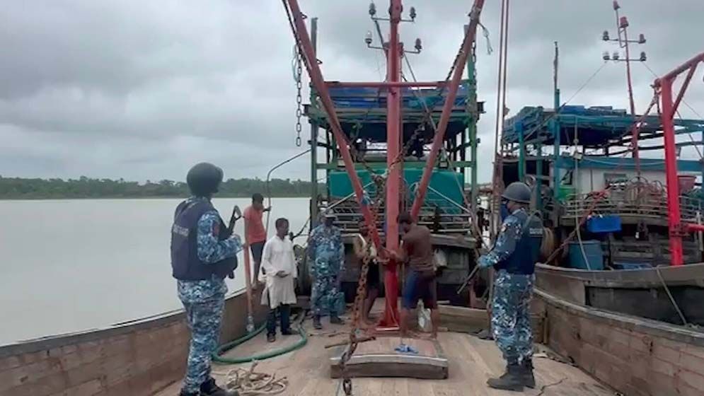 অবৈধ তিন বোটসহ ৯ জেলেকে আটক কোস্ট গার্ডের