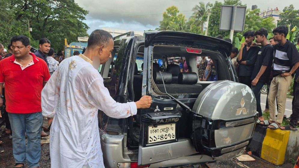 রাউজানে মাঠ ধরে রাখতে পেশিশক্তি প্রয়োগ