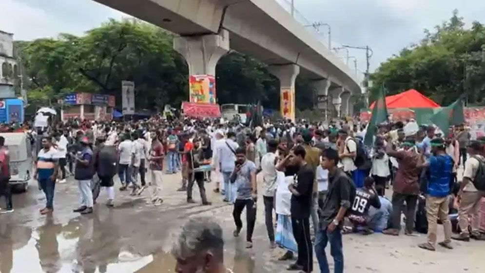 জুলাই সনদের দাবিতে শাহবাগ অবরোধ
