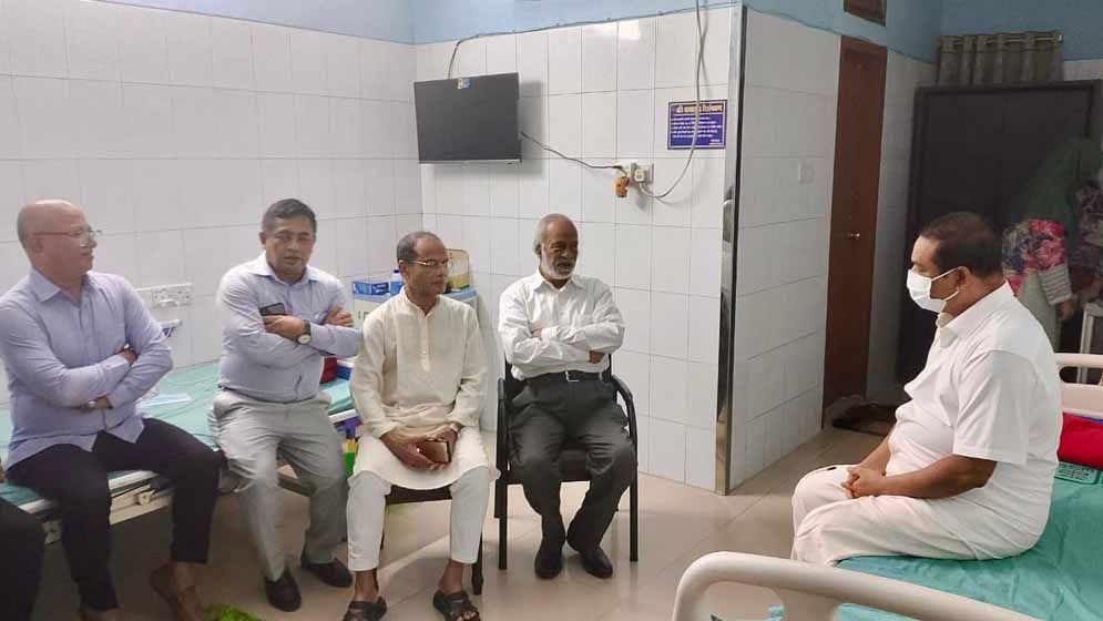 হাসপাতালে চিকিৎসাধীন সাংবাদিক নেতা কাদের গনিকে দেখতে গেলেন মঈন খান