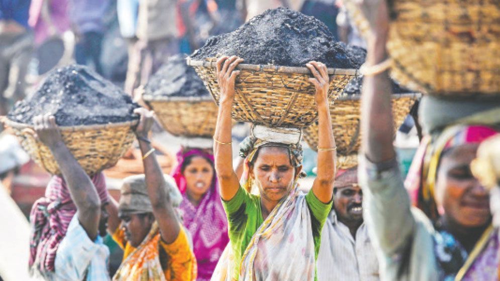 দেশের প্রায় ৪ কোটি মানুষ দারিদ্র্যের শিকার