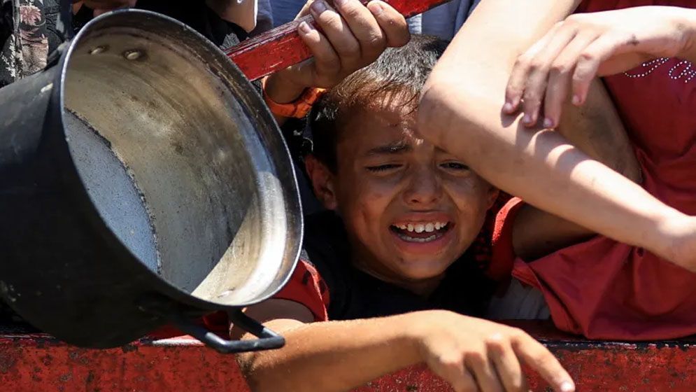 ক্ষুধার জ্বালায় খাবার খুঁজছে ময়লার ভাগাড়ে