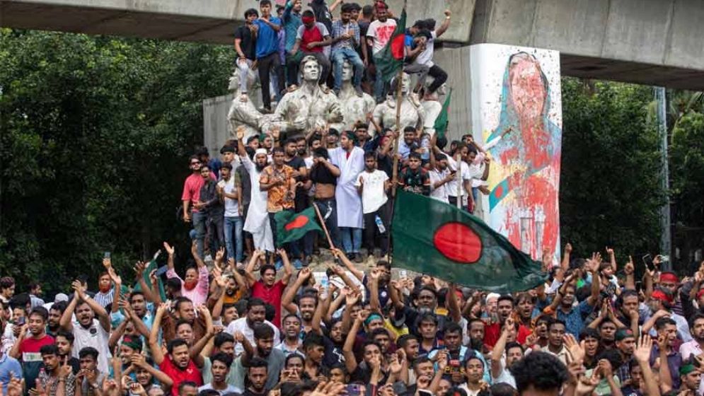 অলিগার্করা ভবিষ্যৎ গণতন্ত্রের জন্য বিপজ্জনক