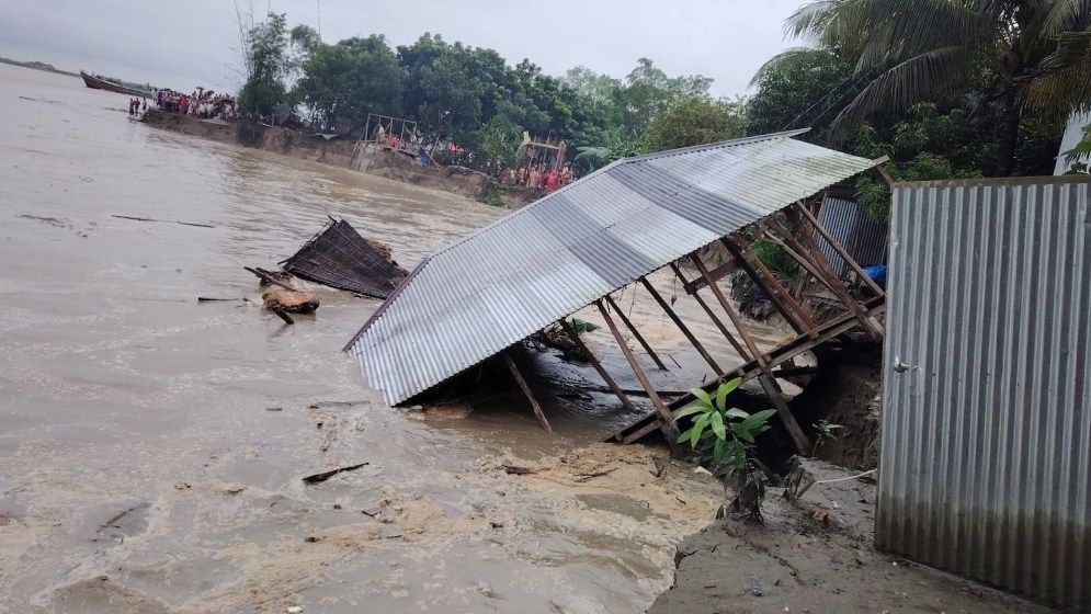 পদ্মা সেতু কনস্ট্রাকশন ইয়ার্ড রক্ষা বাঁধে ধস, ৩০ বসতঘর বিলীন