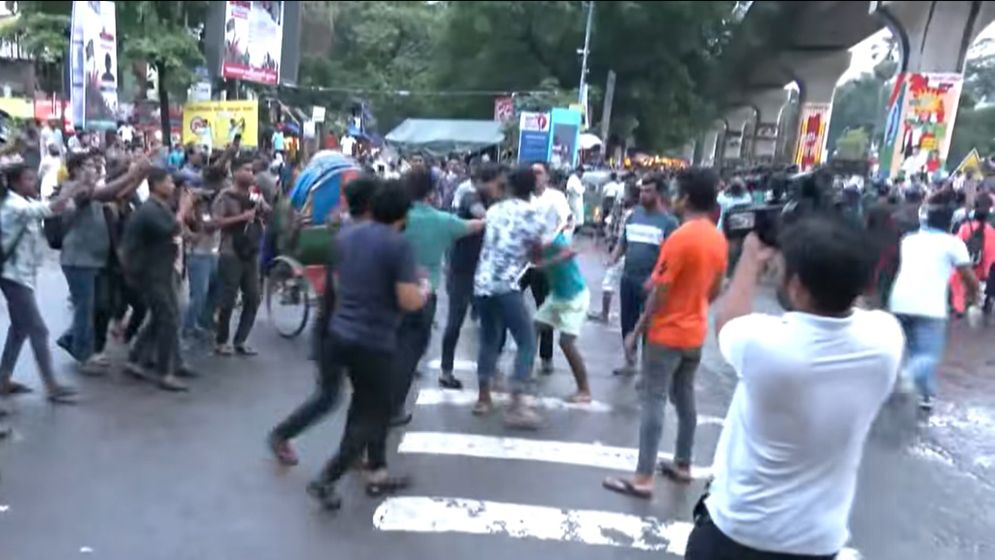 শাহবাগে দুপক্ষের সংঘর্ষ, পুলিশের লাঠিচার্জ