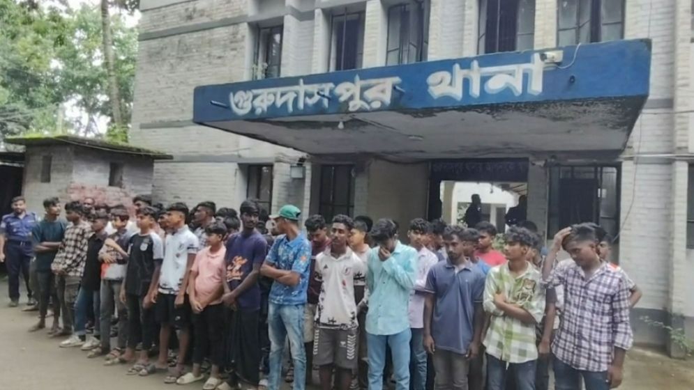 নাটোরে ডিজে পার্টির ট্রাক থেকে ৫৭ কিশোর আটক