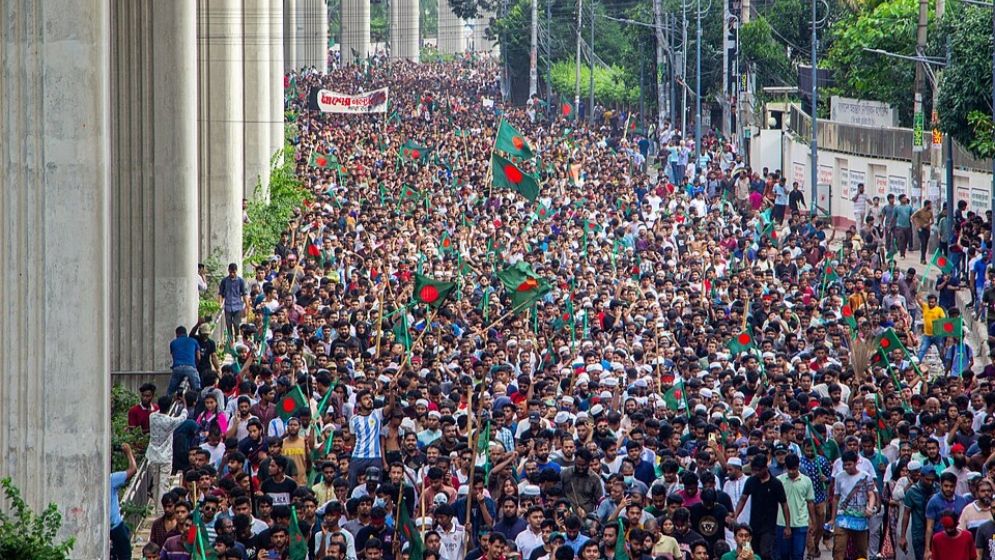 অভ্যুত্থানের গল্প, স্ট্যাটাসের ঢেউ: ২৪-এর স্মৃতিকে ঘিরে বিতর্ক