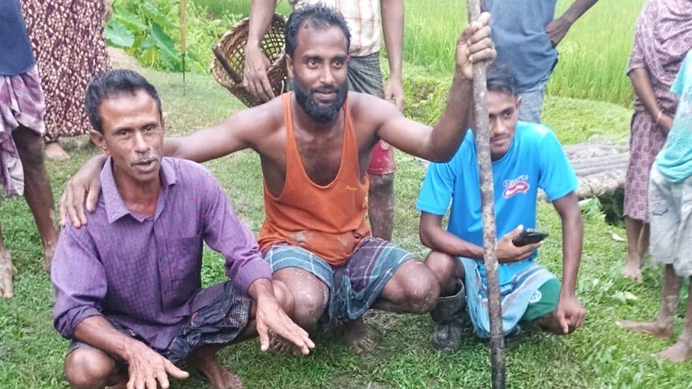 বড়লেখায় ৬ ছাগল খাওয়ায় পিটিয়ে অজগর সাপ হত্যা
