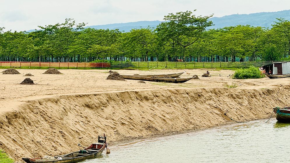 ধ্বংসের পথে জাদুকাটা নদী