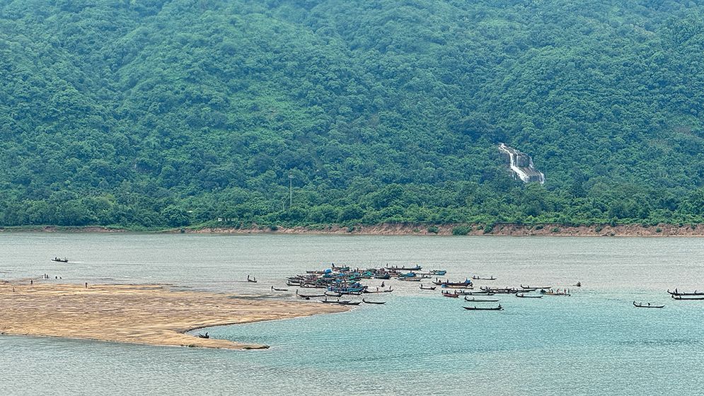 ধ্বংসের পথে জাদুকাটা নদী