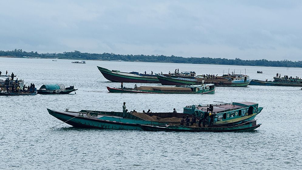 ধ্বংসের পথে জাদুকাটা নদী