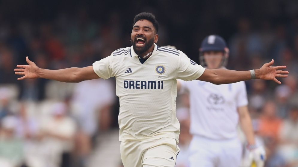 পাকিস্তান কিংবদন্তির পাশে সিরাজ