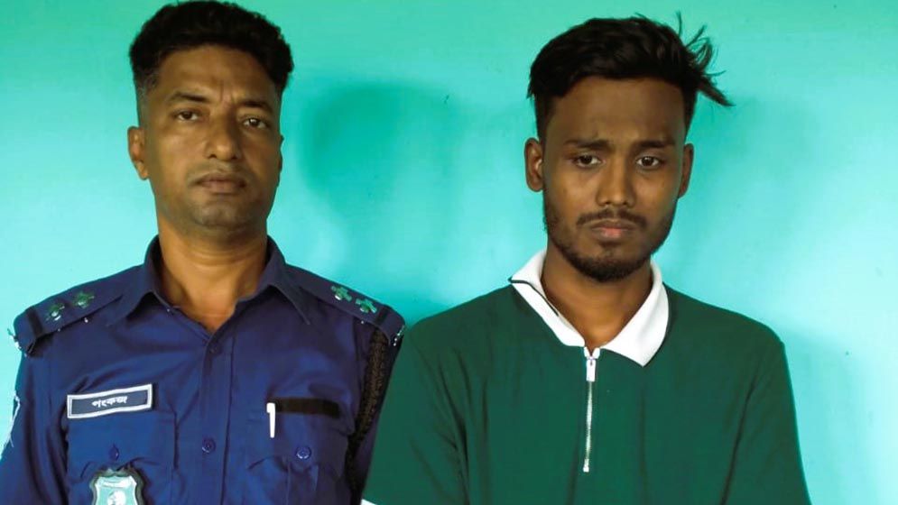 নিলাদ্রীতে বিদেশি মদের বোতলসহ পর্যটক গ্রেফতার