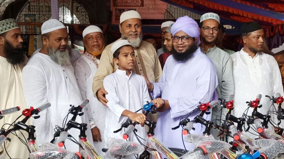 টানা ৪০ দিন জামাতে নামাজ পড়ে পুরস্কার পেল শিশু-কিশোররা