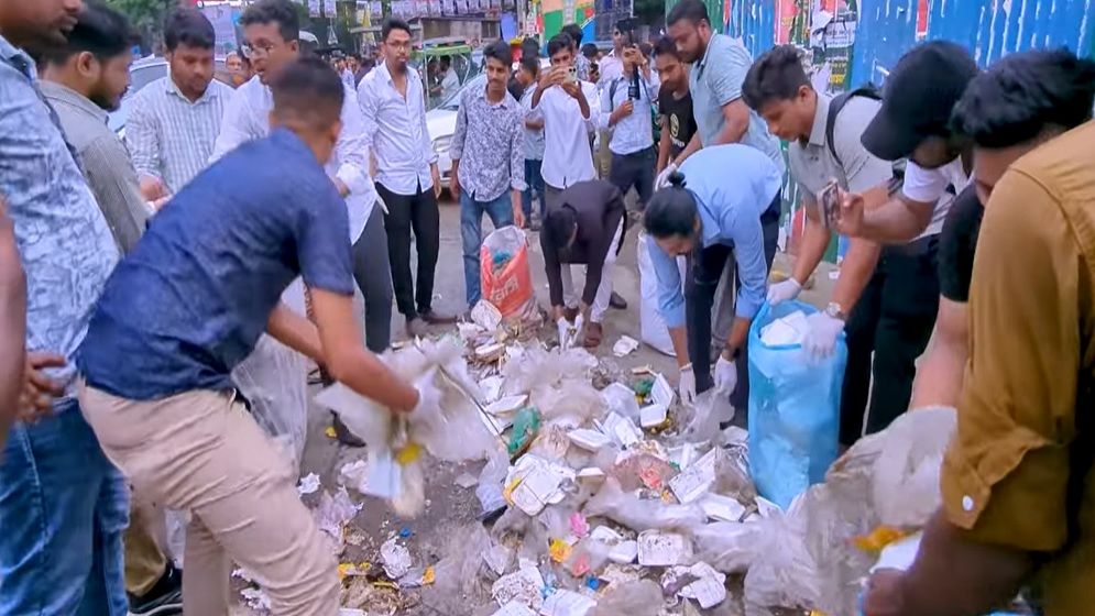 সমাবেশ শেষে সড়ক পরিষ্কার করলেন ছাত্রদলের নেতাকর্মীরা