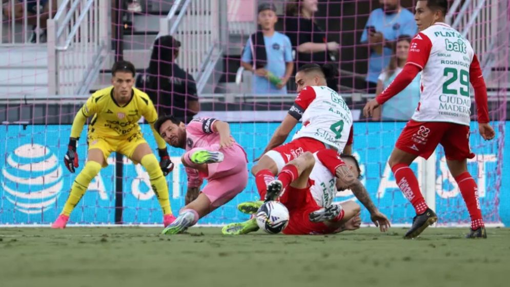 চোট নিয়ে ১১ মিনিটেই মাঠের বাইরে মেসি, তবু জিতল মিয়ামি