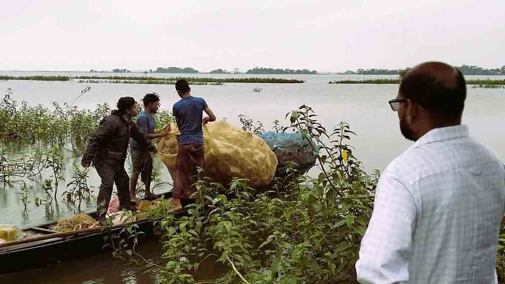 টাঙ্গুয়ার হাওড়ে ২ হাজার চাঁই জব্দ করলেন ডিসি