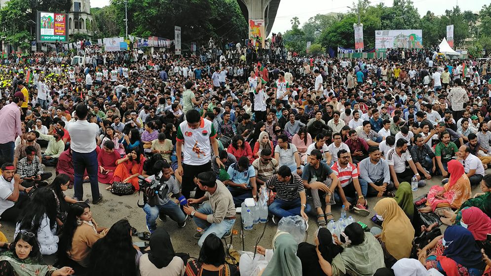 শাহবাগে ছাত্রদলের সমাবেশে নেতাকর্মীদের ঢল