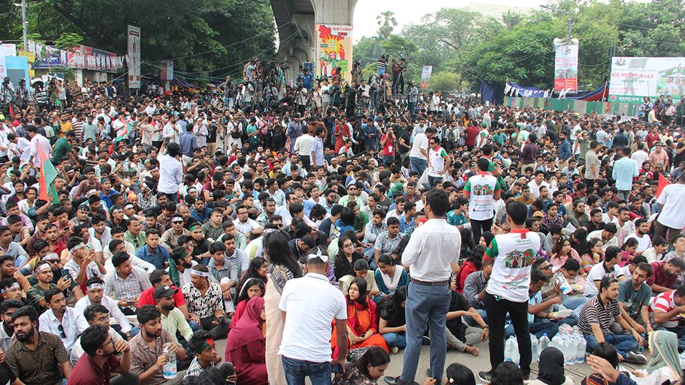 শাহবাগে ছাত্রদলের সমাবেশে নেতাকর্মীদের ঢল