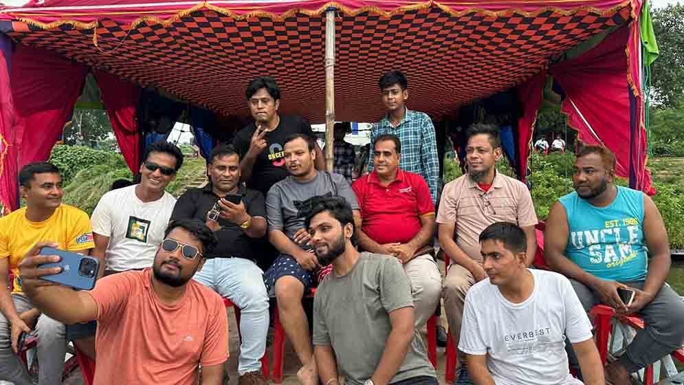গাজীপুরে যুগান্তর স্বজনদের নিয়ে সাংবাদিকদের নৌকা ভ্রমণ