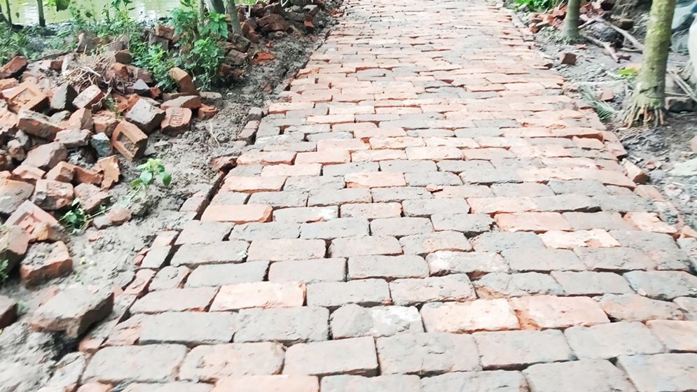 আগৈলঝাড়ায় সড়ক নির্মাণে অনিয়মের অভিযোগ, কাজ বন্ধ