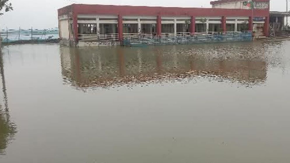 দেড় মাস ধরে পানির নিচে স্কুলমাঠ