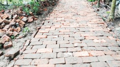 আগৈলঝাড়ায় সড়ক নির্মাণে অনিয়মের অভিযোগ, কাজ বন্ধ