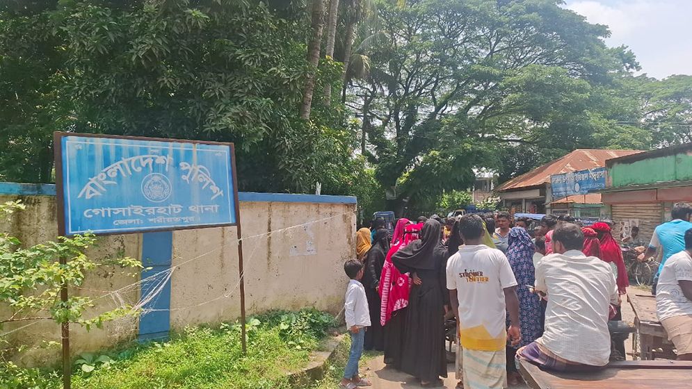 যুবলীগ নেতাকে ছাড়াতে থানার গেটে এলাকাবাসীর হট্টগোল